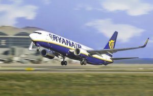 Ryanair: Κλείνει τη βάση της στην Αθήνα για το χειμώνα