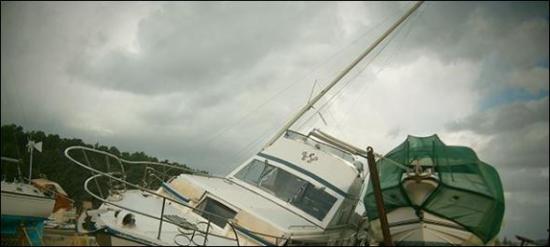 Ο αέρας "σήκωσε" το λιμάνι στο Κατάκολο (εικόνες+βίντεο)