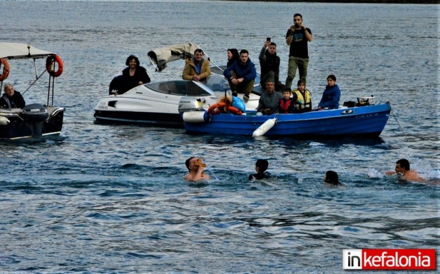 Πλήθος κόσμου στον Αγιασμό των υδάτων στο Αργοστόλι (εικόνες + video)