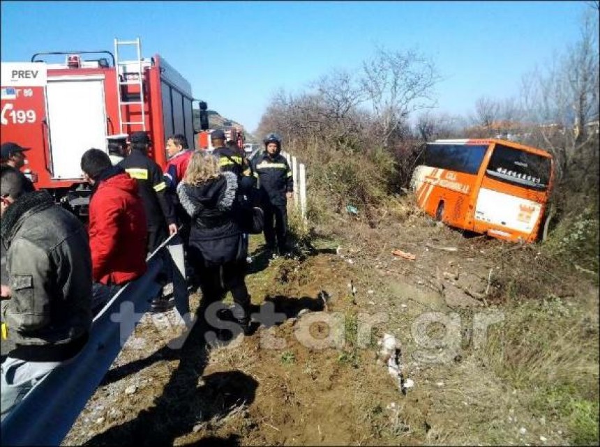 Λεωφορείο με 20 επιβάτες εξετράπη στην Αθηνών-Θεσσαλονίκης – ΦΩΤΟ