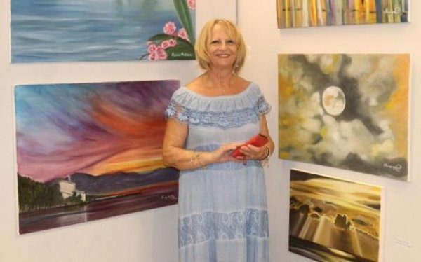 «Πουλιά στα 1000 χρώματα»: Η νέα έκθεση ζωγραφικής της Μιμίκας Μηλάτου – Μιχαηλίδη (COSMOS 96,5)