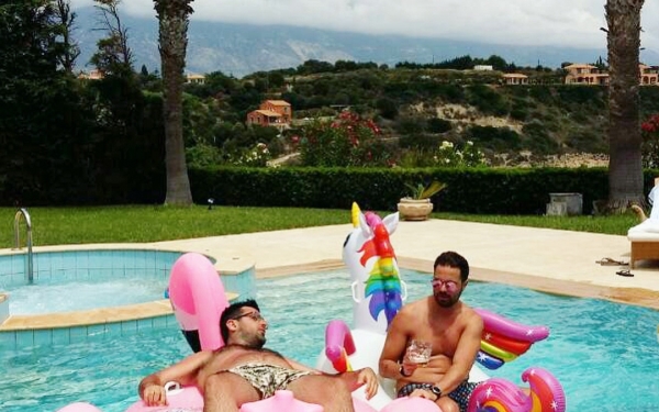 Ο Ηλίας Βρεττός για διακοπές στην Κεφαλονιά (εικόνες)