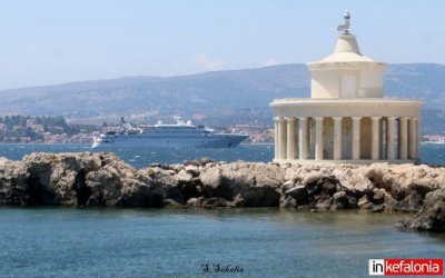 Στo Αργοστόλι έδεσε το πλωτό παλάτι «Lauren L» (εικόνες)