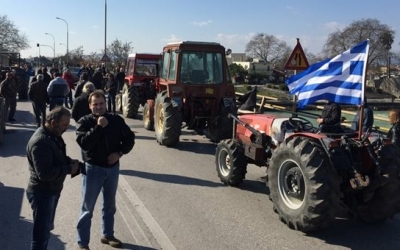 Ταλαιπωρία στο Κιάτο – Έκλεισαν το δρόμο αιφνιδιαστικά οι αγρότες