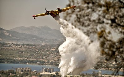 Έφτασαν τα ισραηλινά πυροσβεστικά αεροσκάφη και ξεκινάνε την κατάσβεση των πυρκαγιών