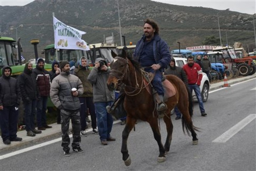 Αμετακίνητοι οι αγρότες στα μπλόκα, νέα σύσκεψη την Τρίτη