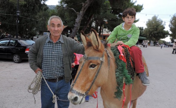 Η πλατεία του Σταυρού στην Ιθάκη γέμισε... Χριστούγεννα