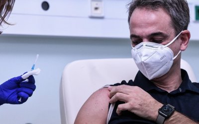 Κορονοϊός - εμβόλιο: Νοσηλεύτρια απαντά στους συνωμοσιολόγους για τον «ορό στο φιαλίδιο»