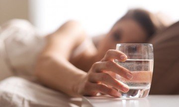 Γιατί να ΜΗΝ πίνετε νερό από το ποτήρι που έχετε δίπλα σας τη νύχτα