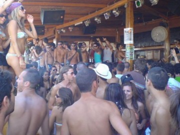 H απίστευτη ονομασία Beach bar στην Ελλάδα