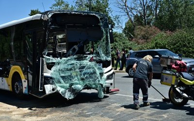 Σοβαρό τροχαίο με δύο λεωφορεία στη Βούλα - Αναφορές για αρκετούς τραυματίες