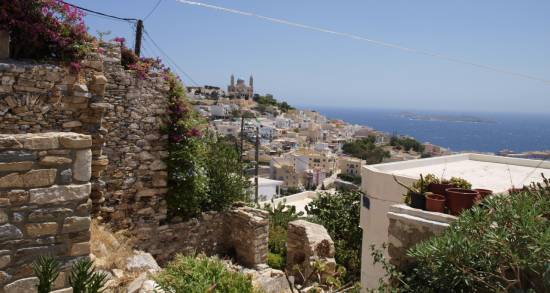 To inkefalonia ταξιδεύει: Στα σοκάκια της Άνω Σύρας!