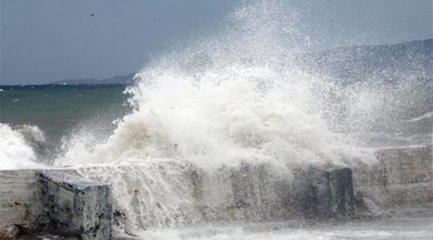 Πρόσκρουση σκάφους στον μώλο του Φισκάρδου λόγω των ανέμων