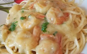 Γαριδομακαρονάδα πεντανόστιμη με λευκή σάλτσα χωρίς κρέμα γάλακτος από την Σία Λαδά