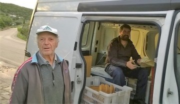 Οδοιπορικό στην Έρισο, πουλώντας ψωμί από πόρτα σε πόρτα