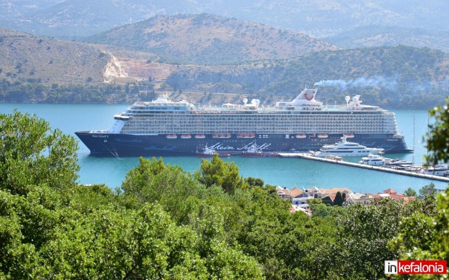 Κεφαλονιά: To πελώριο κρουαζιερόπλοιο Mein Schiff 5, για πρώτη φορά φέτος στο Αργοστόλι (εικόνες)