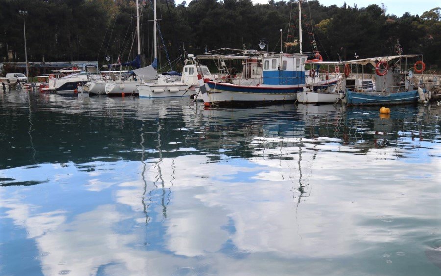 Επικάθιση και ημιβύθιση σκάφους στo Μαϊστράτο - Προκλήθηκε θαλάσσια ρύπανση