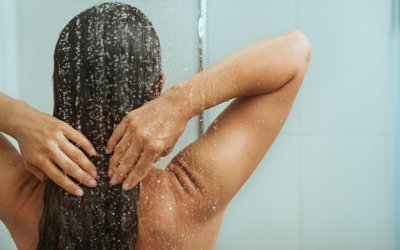 Πλένεις το πρόσωπό σου την ώρα που κάνεις ντους; Μήπως δεν κάνεις καλά;