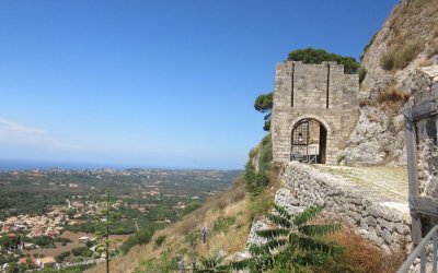 Η παράσταση τρεις αδελφές (θα έρθουν καλύτερες μέρες) στο Κάστρο του Αγίου Γεωργίου