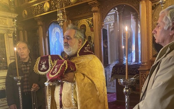 Όρθρος και θεία λειτουργία στην ιερά Μόνη Κορωνατου στο Ληξούρι