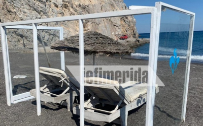 Κορωνοϊός και μπάνιο στη θάλασσα: Ξαπλώστρες με πλέξιγκλας στη Σαντορίνη [εικόνες]