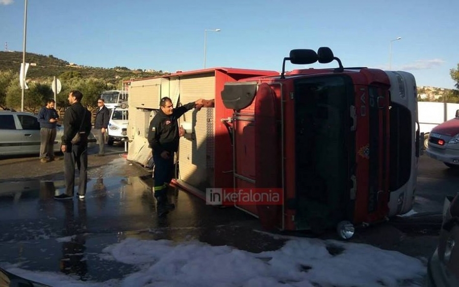 Ανατροπή πυροσβεστικού με τραυματισμό στον κόμβο Αργοστολίου (εικόνες + video)