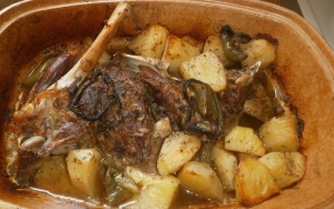 Κατσικάκι στην γάστρα από την Σία Λαδά