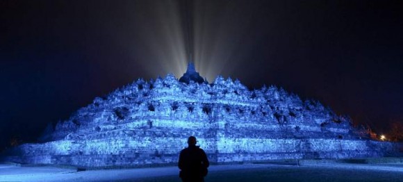 Ιστορικά μνημεία του κόσμου «έγιναν» μπλε για τα 70 χρόνια του ΟΗΕ [εικόνες]