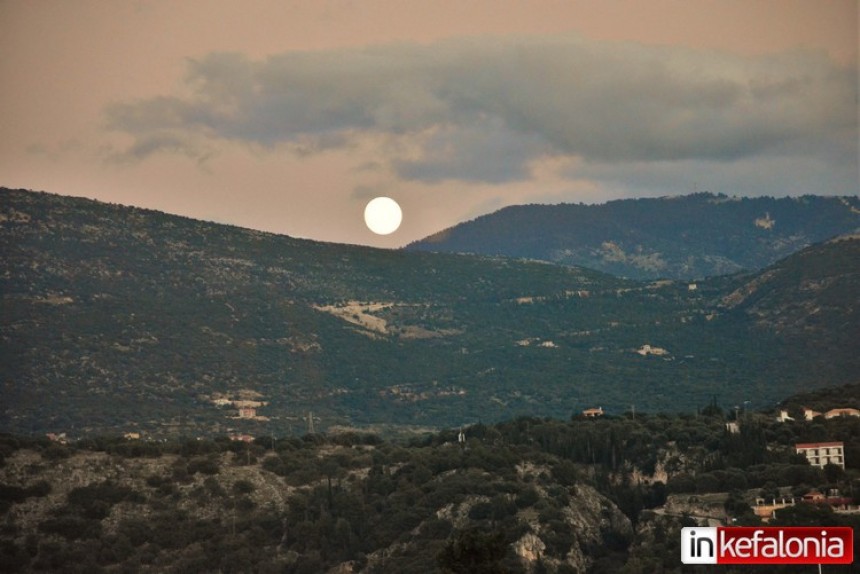 Κάνει πρόβα το φεγγάρι για την... αυριανή του εμφάνισή του στην σούπερ πανσέληνο! (εικόνες)