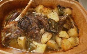 Κατσικάκι στην γάστρα από την Σία Λαδά