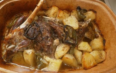 Κατσικάκι στην γάστρα από την Σία Λαδά