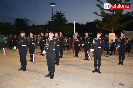 Τα… παίζουν στα δάχτυλα! Εντυπωσιακή επίδειξη χειρισμού όπλων των ανδρών του στόλου της Μαύρης Θάλασσας (video)
