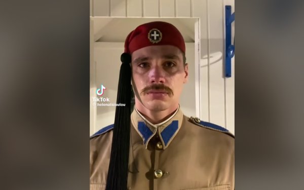 Τα δάκρυα του Εύζωνα στην τελευταία του υπηρεσία στην Προεδρική Φρουρά ''λύγισαν'' το διαδίκτυο! (video)