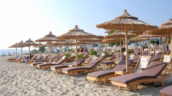 Αχαΐα: «Πάγωσαν» από την τιμή της ξαπλρώστρας!