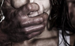 Εφιάλτης για ζευγάρι στη Λαμία - Τους επιτέθηκαν στο αυτοκίνητο και βίασαν την κοπέλα