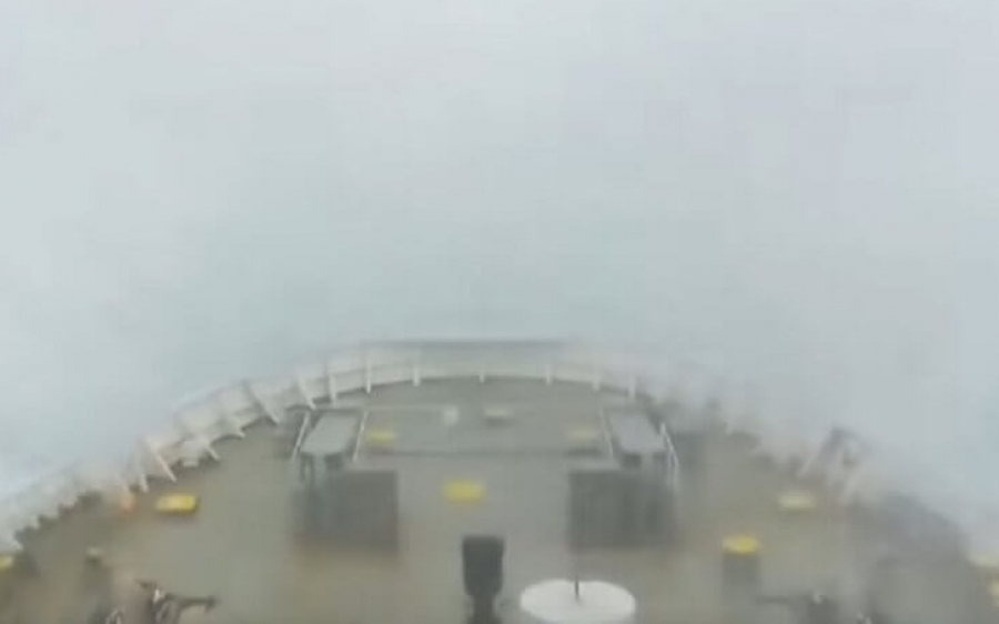 Iόνιο: Η στιγμή που τεράστια κύματα εξαφανίζουν τον ορίζοντα και σκεπάζουν το πλοίο – Μάχη με 9 μποφόρ  (video)