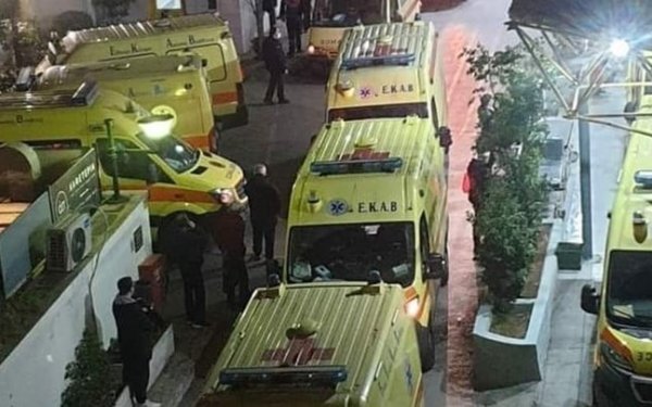 Εφημερία &quot;πολέμου&quot; στον Ευαγγελισμό: Ουρά από ασθενοφόρα στο νοσοκομείο (εικόνα)