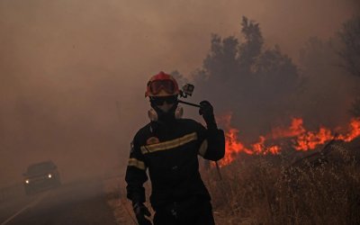 Τατόι: Στους βασιλικούς τάφους έχει φθάσει η φωτιά, κινδυνεύουν τα κοντέινερς με τα πολύτιμα αντικείμενα