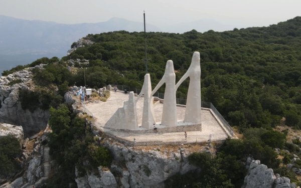 Το επιβλητικό Μνημείο του Ζαλόγγου για τις Ηρωίδες Σουλιώτισσες
