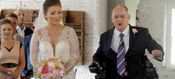 Παράλυτος πατέρας συνόδευσε όρθιος την κόρη του στον γάμο της [εικόνες &amp; βίντεο]