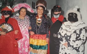 Η Νιόβη Καμπίτση ( φωτό κέντρο) σε Χορός Μεταφιεσμένων του Λυκείου Ελληνίδων.στο φημισμένο κέντρο διασκέδασης ''Μαρόκο''