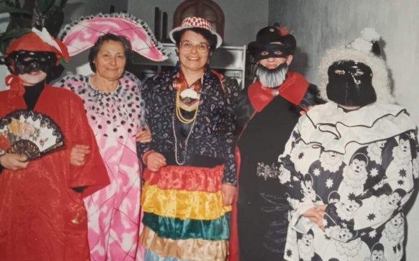 Η Νιόβη Καμπίτση ( φωτό κέντρο) σε Χορός Μεταφιεσμένων του Λυκείου Ελληνίδων.στο φημισμένο κέντρο διασκέδασης ''Μαρόκο''