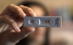 Τι αλλάζει με τη διάθεση self-test για τους μαθητές από τα φαρμακεία
