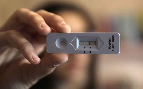 Τι αλλάζει με τη διάθεση self-test για τους μαθητές από τα φαρμακεία