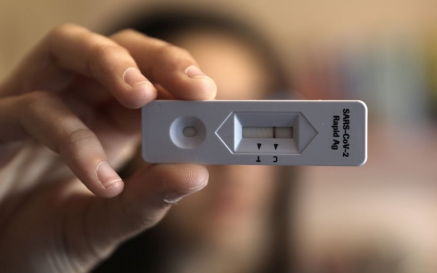 Τι αλλάζει με τη διάθεση self-test για τους μαθητές από τα φαρμακεία