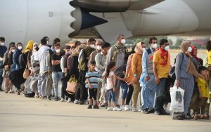 Η Airbnb δίνει δωρεάν διαμονή σε 20.000 Αφγανούς πρόσφυγες