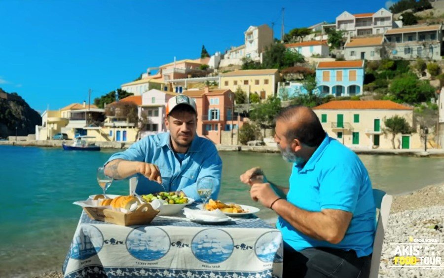 Akis Food Tour: Ο Άκης Πετρετζίκης ανακαλύπτει τις γεύσεις και τις ομορφιές της Κεφαλονιάς