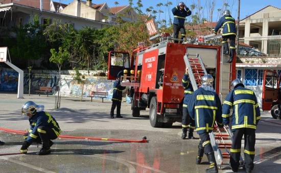 Εντυπωσιακή άσκηση αντιμετώπισης πυρκαγιάς σε δημοτικό σχολείο του Αργοστολίου