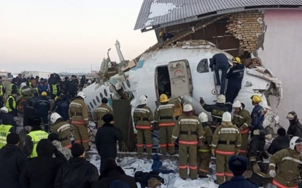 Αεροσκάφος με 100 επιβαίνοντες συνετρίβη σε κτίριο στο Καζακστάν - Στους 14 οι νεκροί