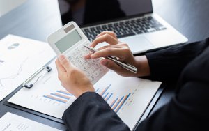 Τέλος οι χειρόγραφες αποδείξεις, υποχρεωτικά ψηφιακά όλα τα παραστατικά